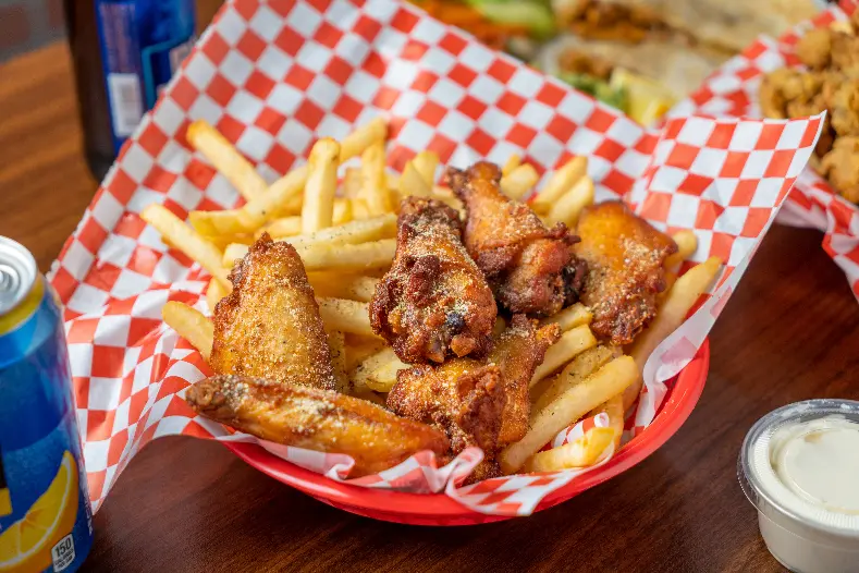 Chicken_Wings_With_Fries